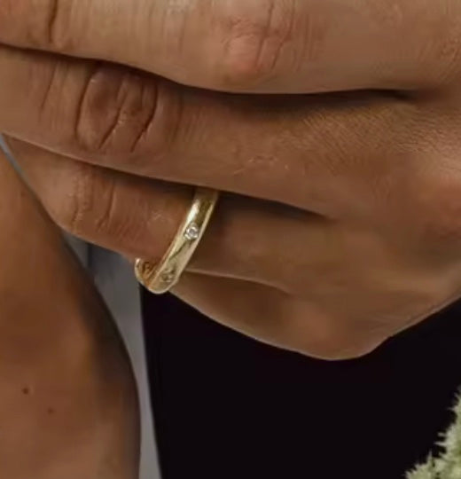 Ring i stål med zirkoner