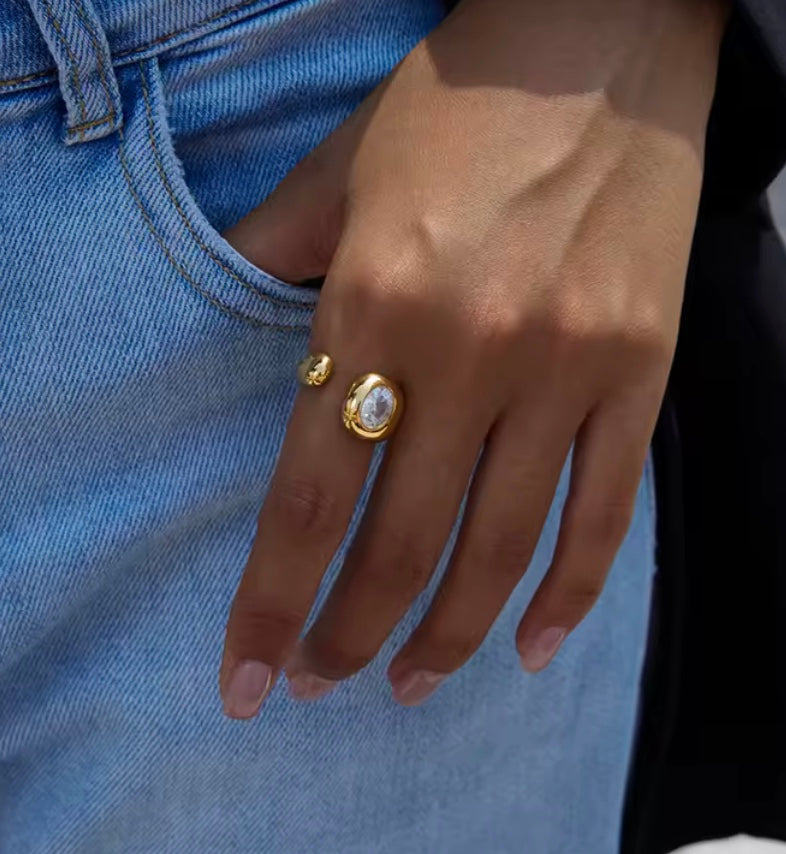 18 k forgyldt, åben statement ring i stål med klare zirkoner