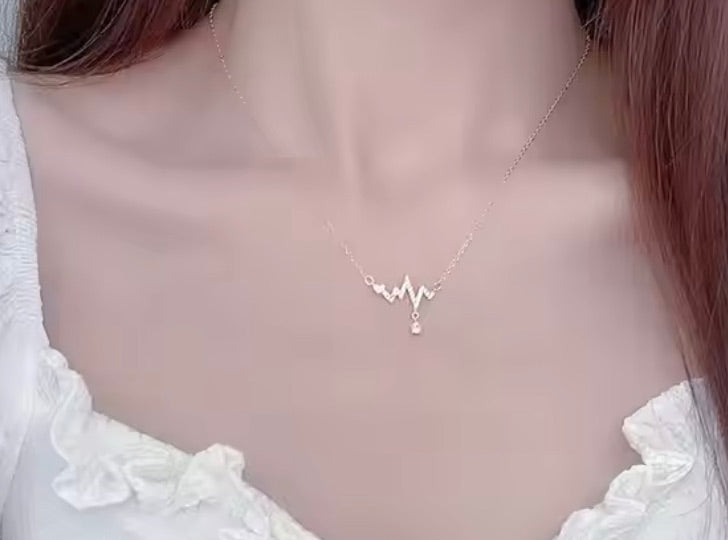 Halsband med hjärtslag, guldpläterat