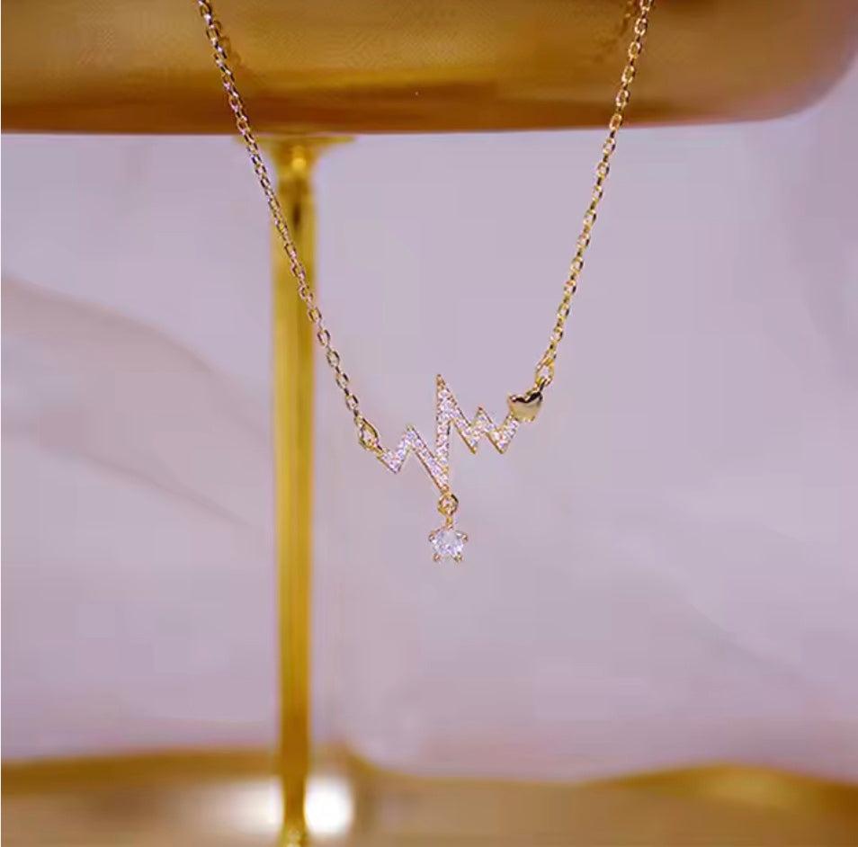 Halsband med hjärtslag, guldpläterat