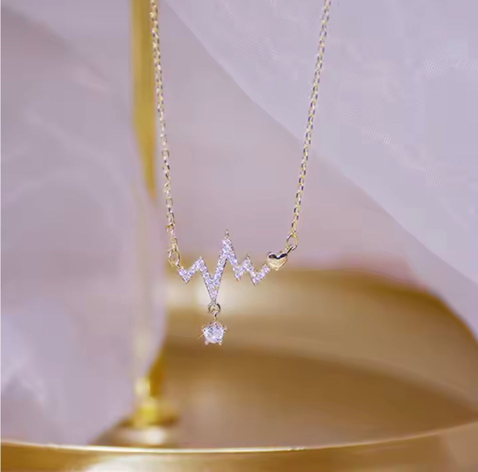 Halsband med hjärtslag, guldpläterat