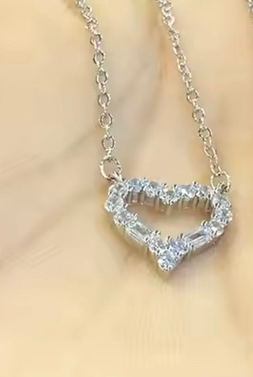 Halsband med litet hjärta av klara zirkoner