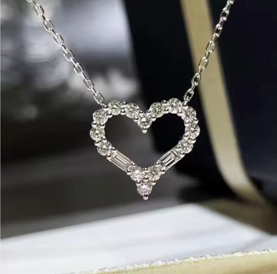 Halsband med litet hjärta av klara zirkoner
