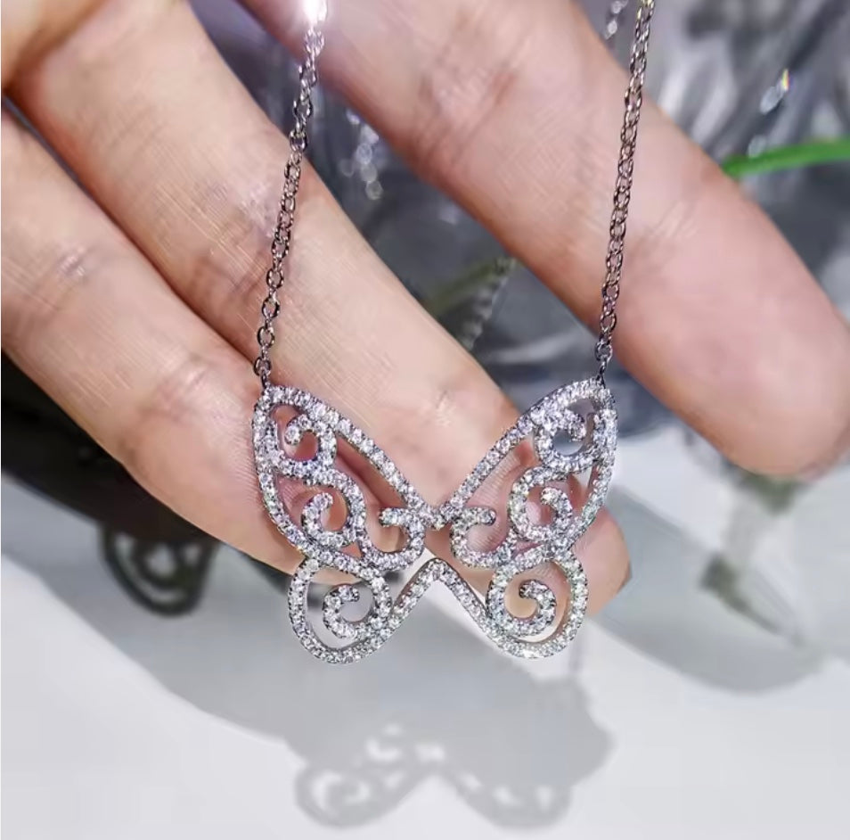 Halsband med fjäril av klara zirkoner