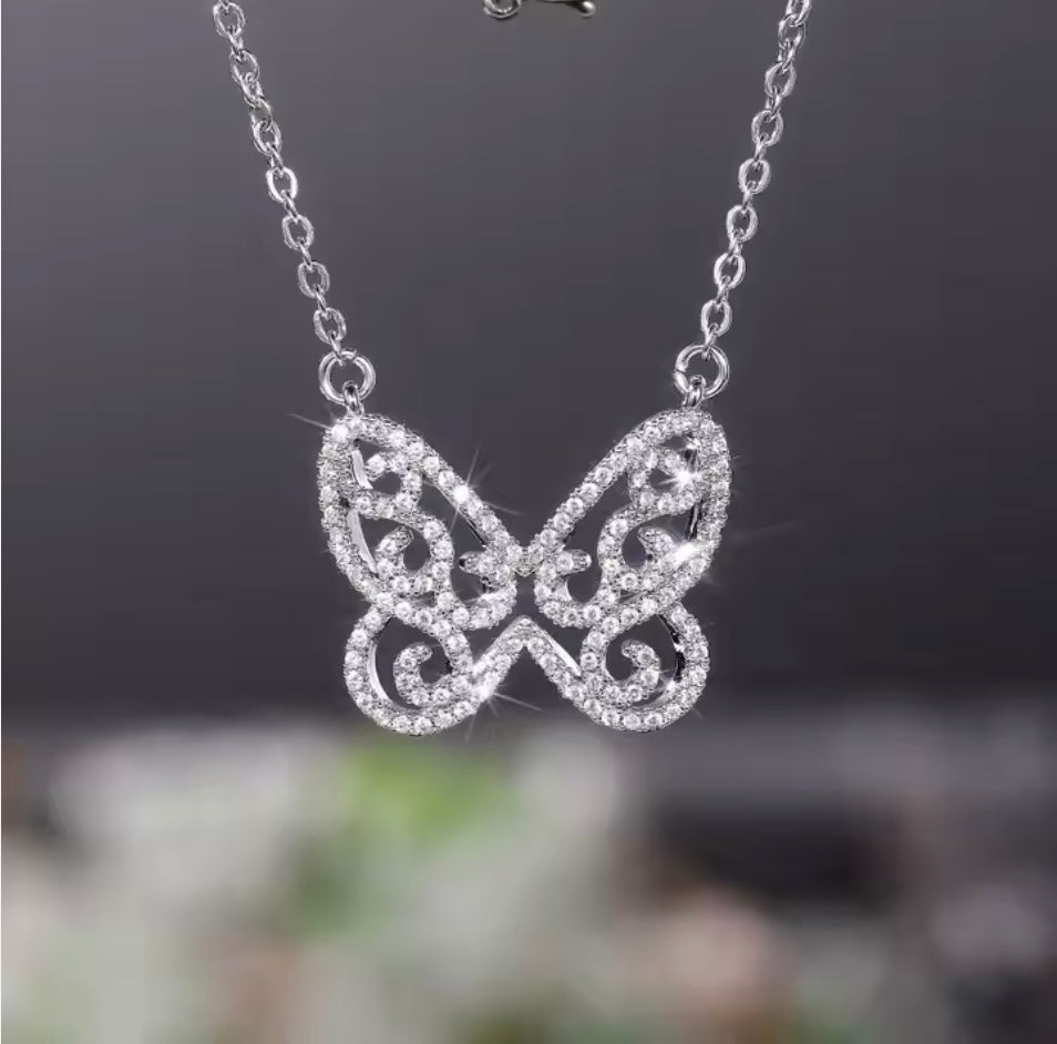 Halsband med fjäril av klara zirkoner