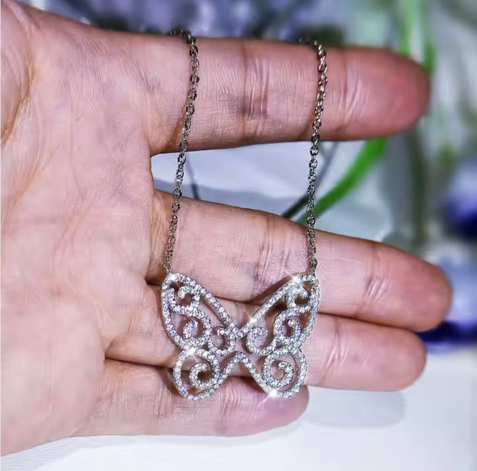 Halsband med fjäril av klara zirkoner