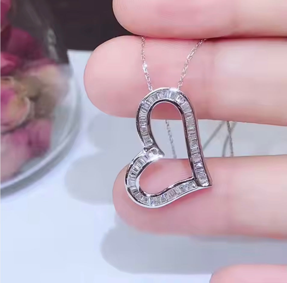 Halsband med ett stort hjärta av klara zirkoner