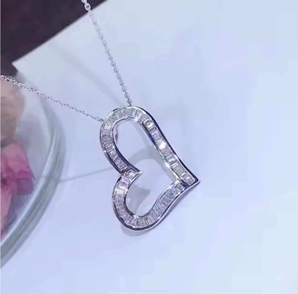 Halsband med ett stort hjärta av klara zirkoner