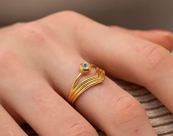 18 karats guldpläterad vattentät öppen ring i stål med zirkon