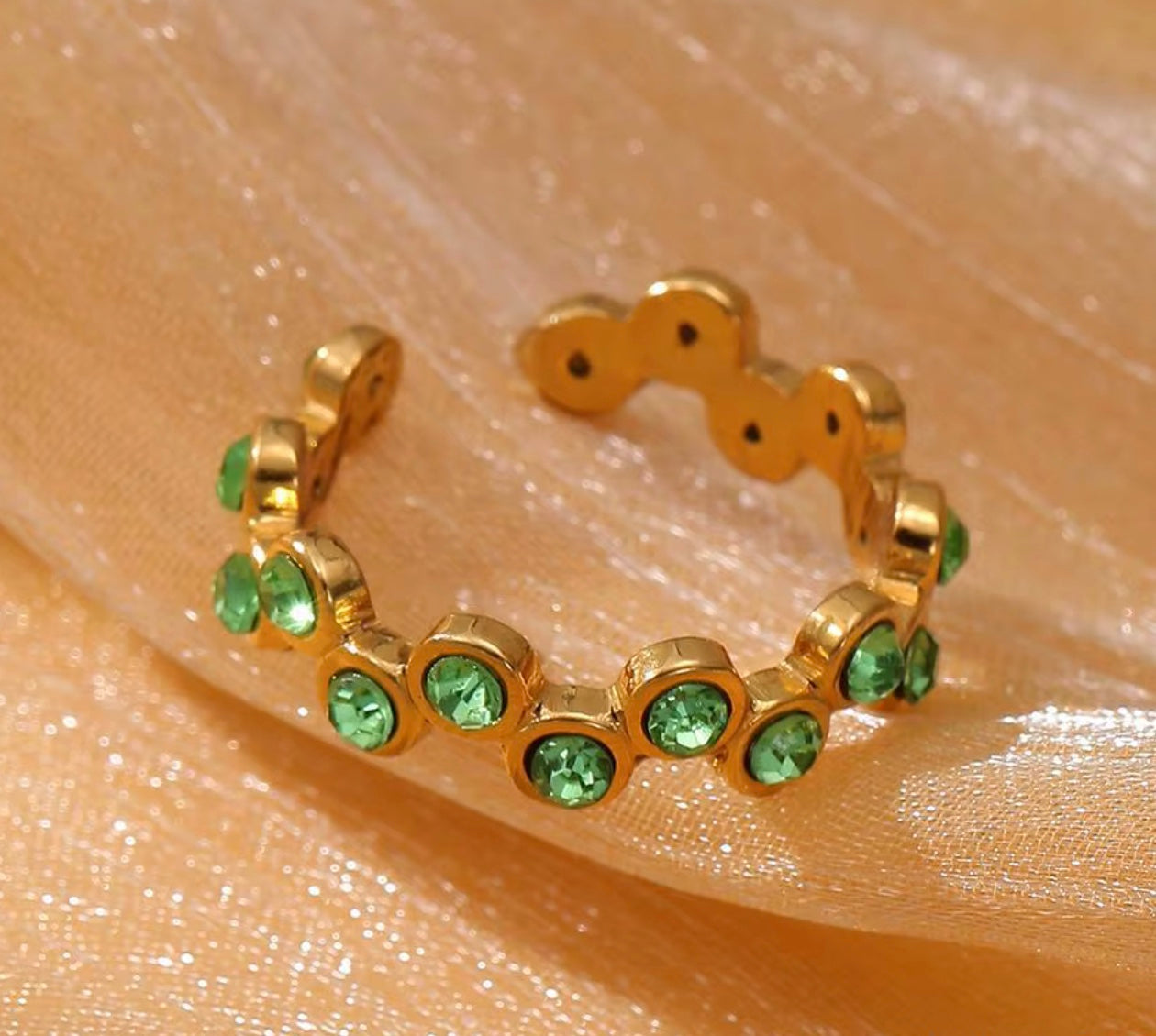 Åben, 18 karat forgyldt ring i stål med zirkoner