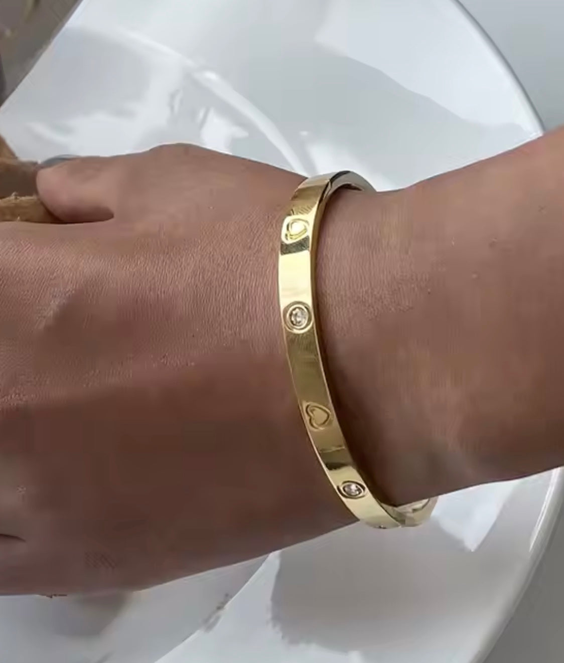 18 karat forgyldt bangle med hjerter og zirkoner