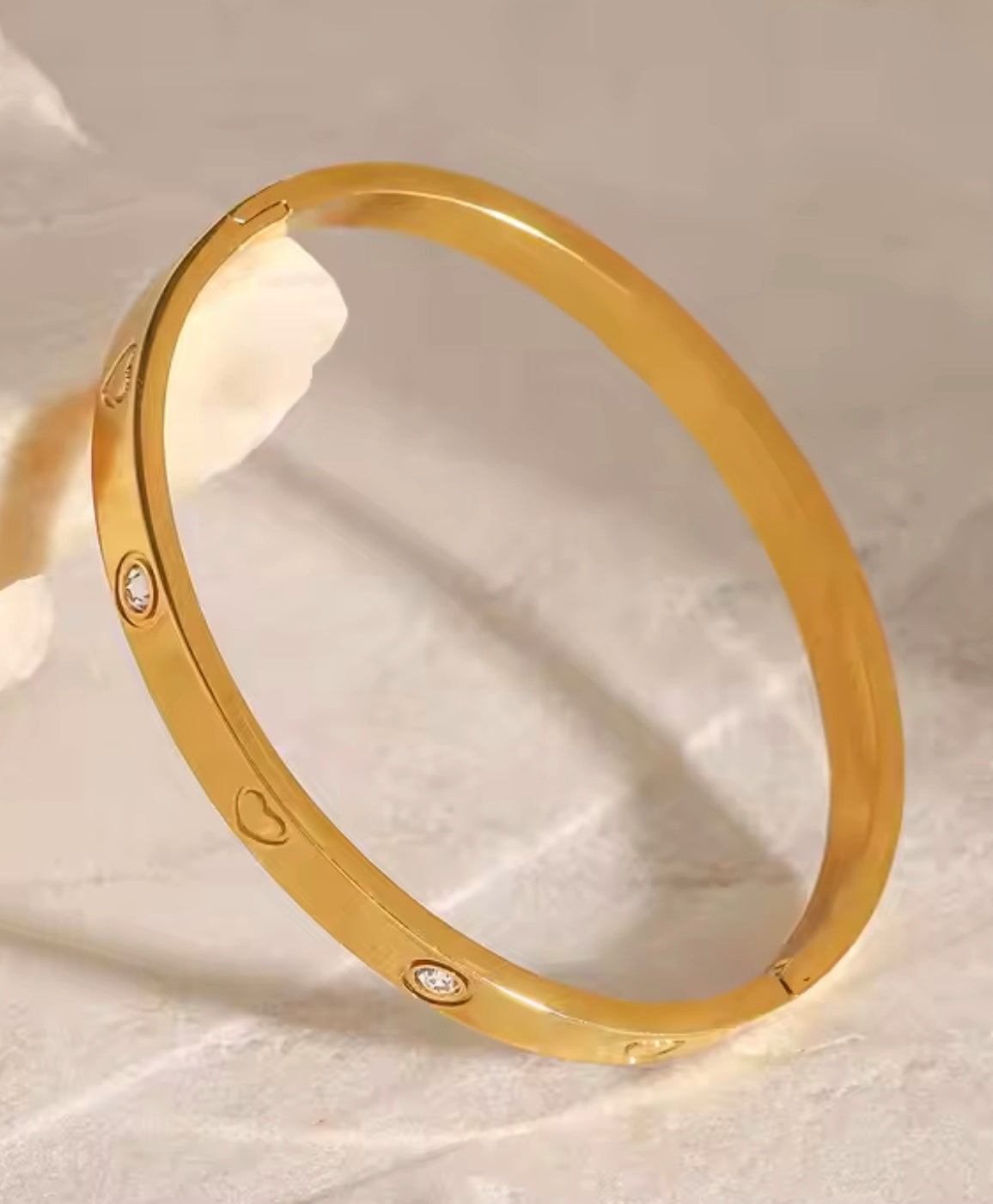 18 karat forgyldt bangle med hjerter og zirkoner