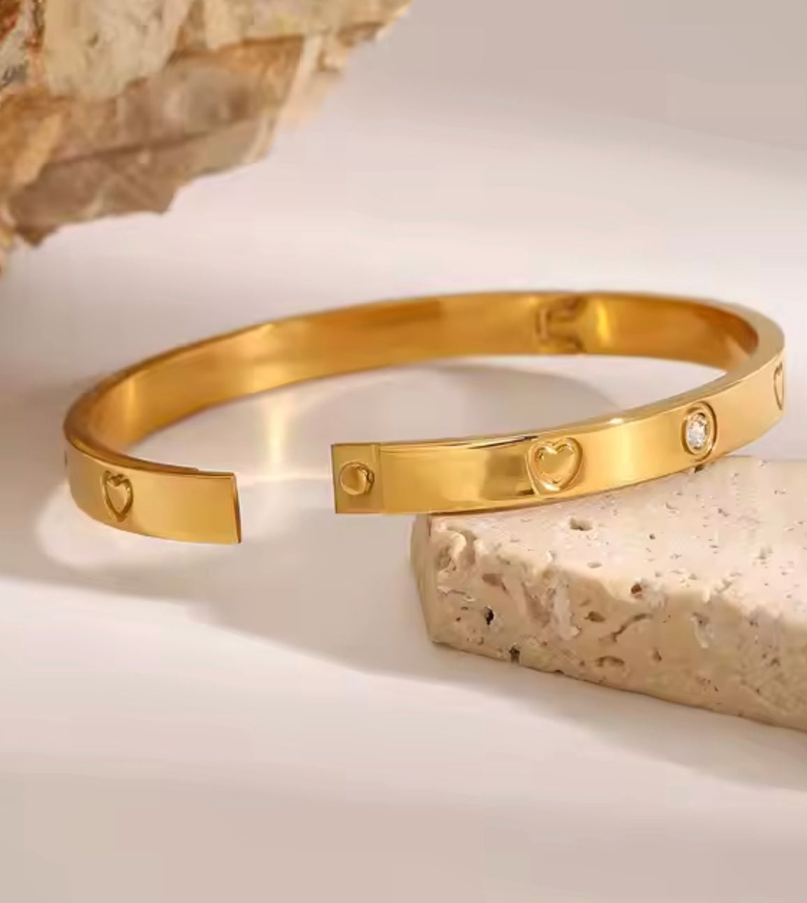 18 karat forgyldt bangle med hjerter og zirkoner