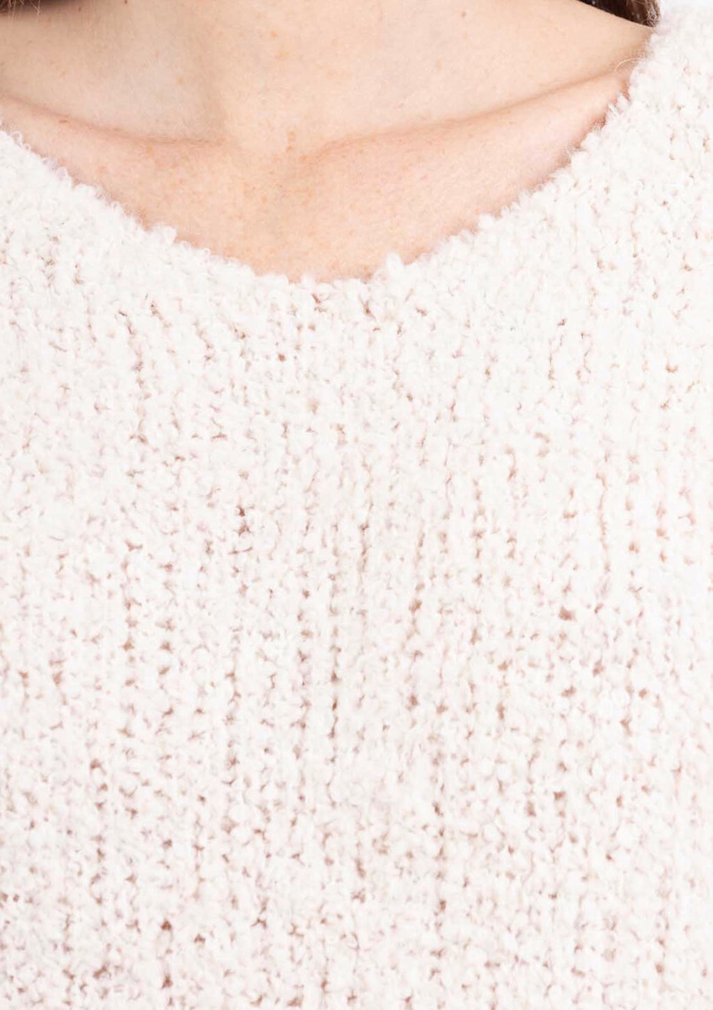 Løst strikket bluse med v-hals