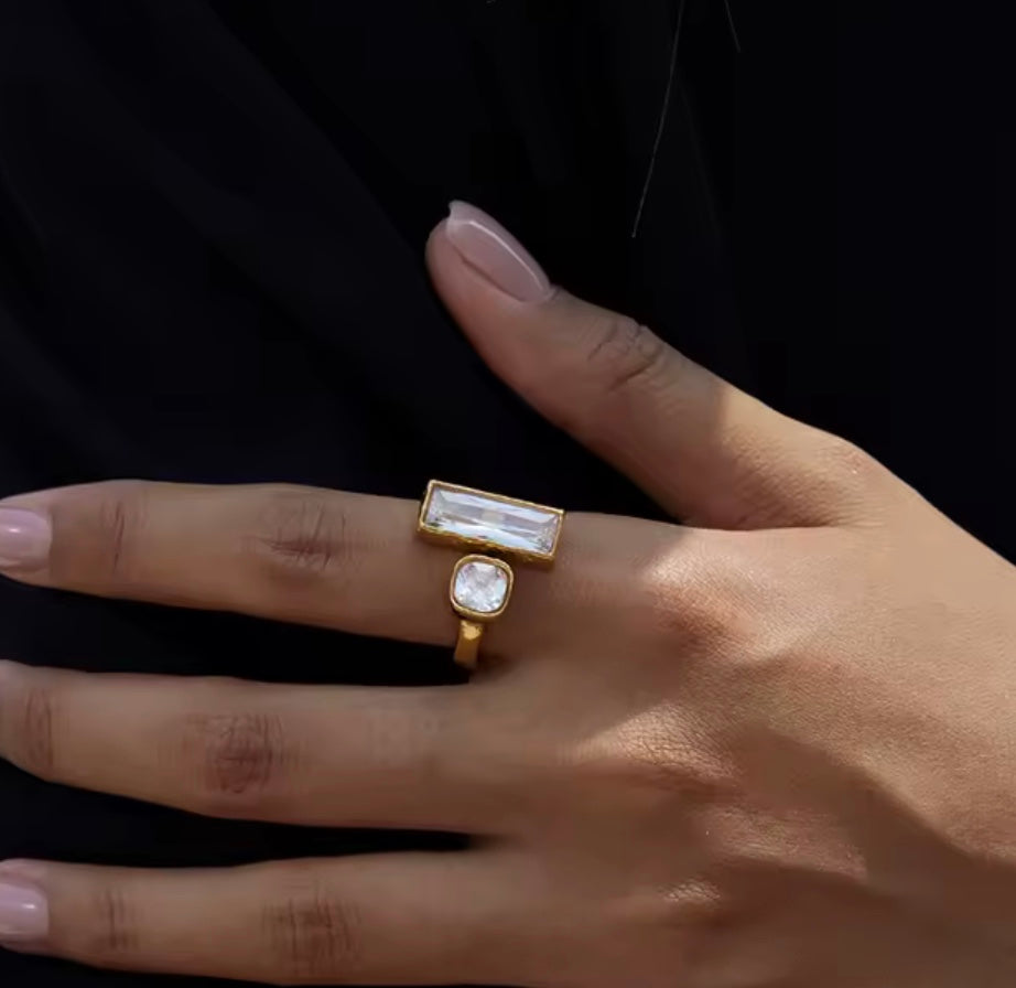 18 k forgyldt, åben ring i stål med zirkoner