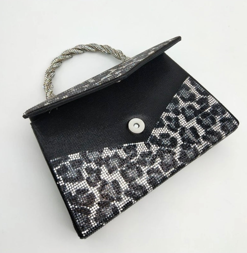 Liten clutch med stenar och leopardtryck