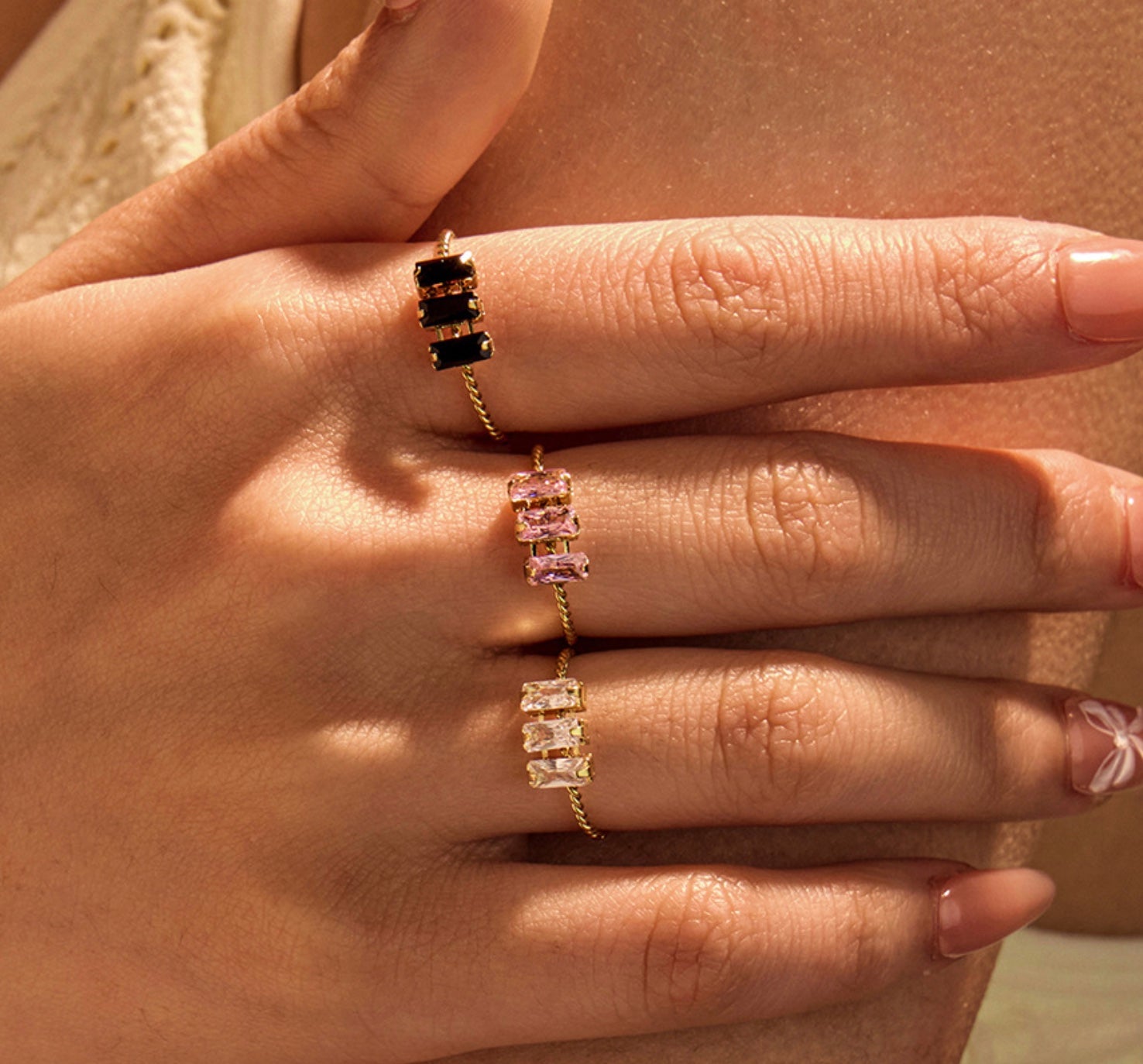 Åben, 18 karat forgyldt ring i stål med zirkoner