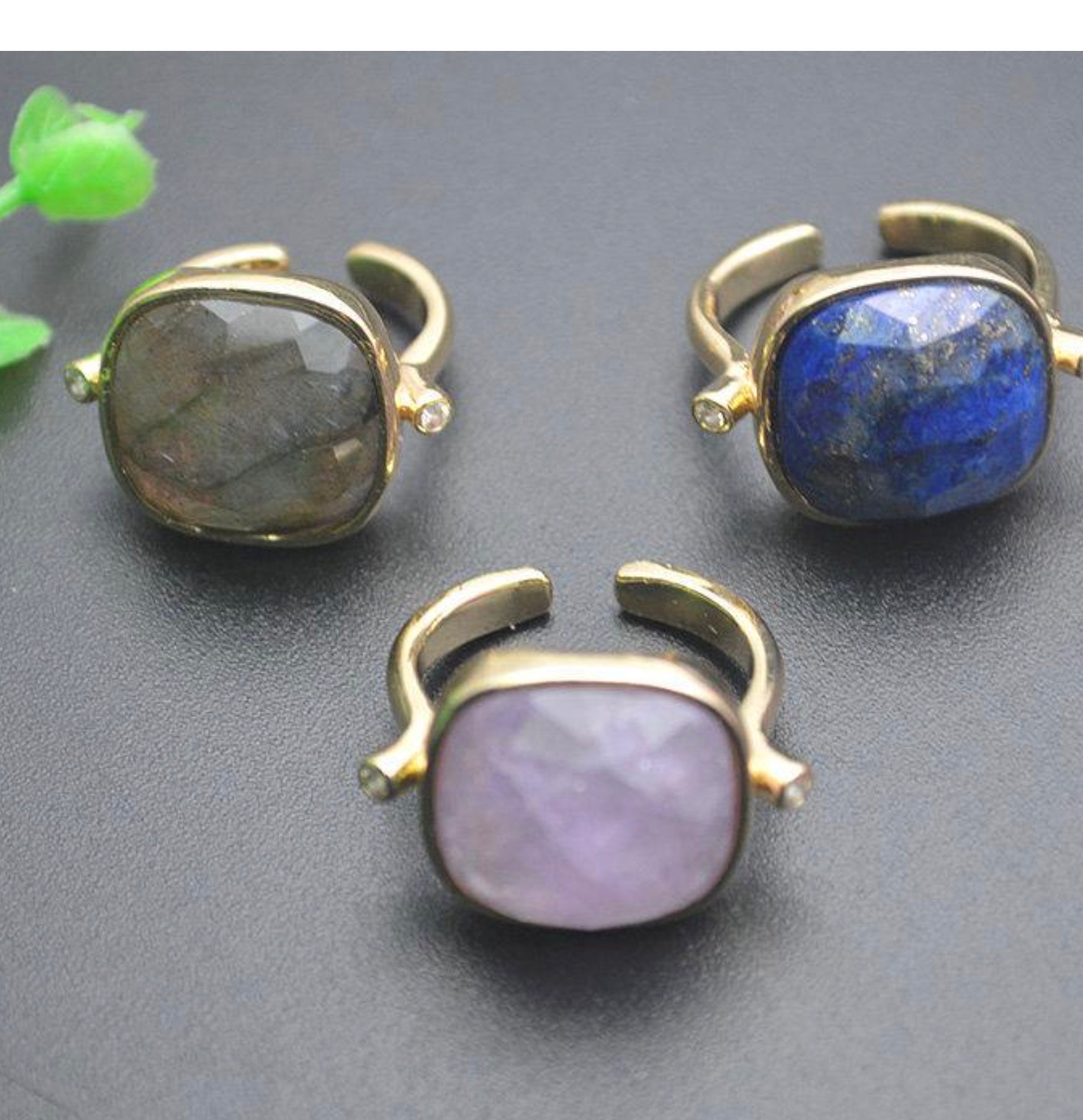 Åben, 18 karat forgyldt ring i messing med lapis lazuli