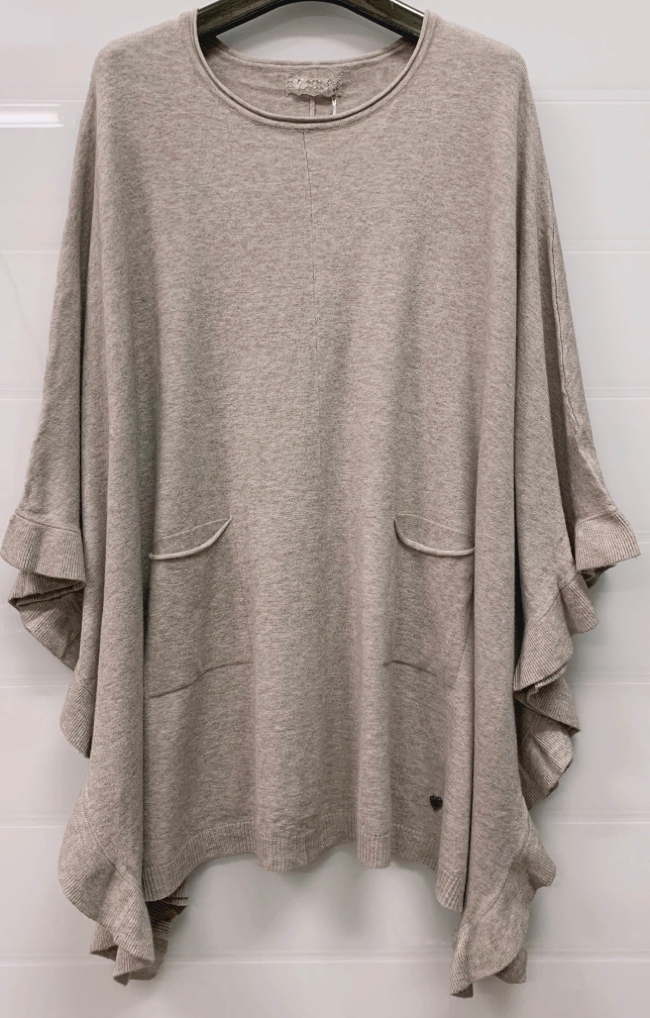 Poncho med lommer og flæse, beige