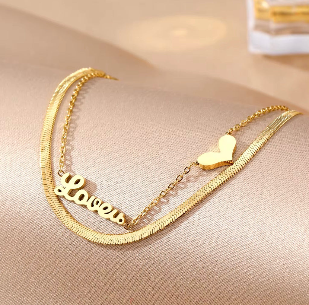18 karats guldpläterat armband med "kärlek" och hjärta