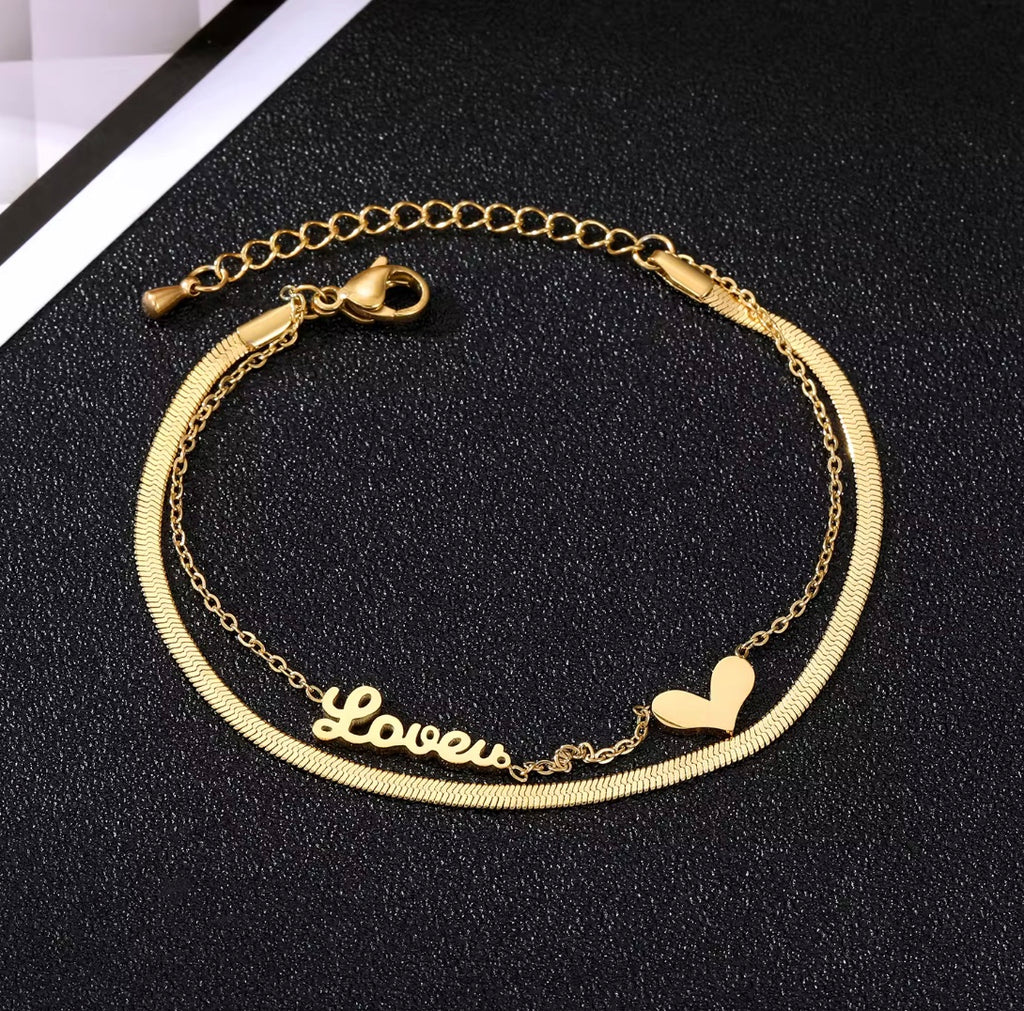 18 karats guldpläterat armband med "kärlek" och hjärta