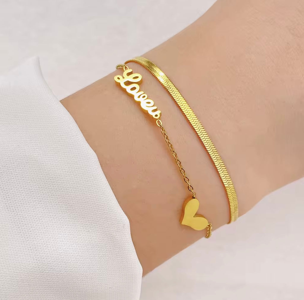 18 karats guldpläterat armband med "kärlek" och hjärta