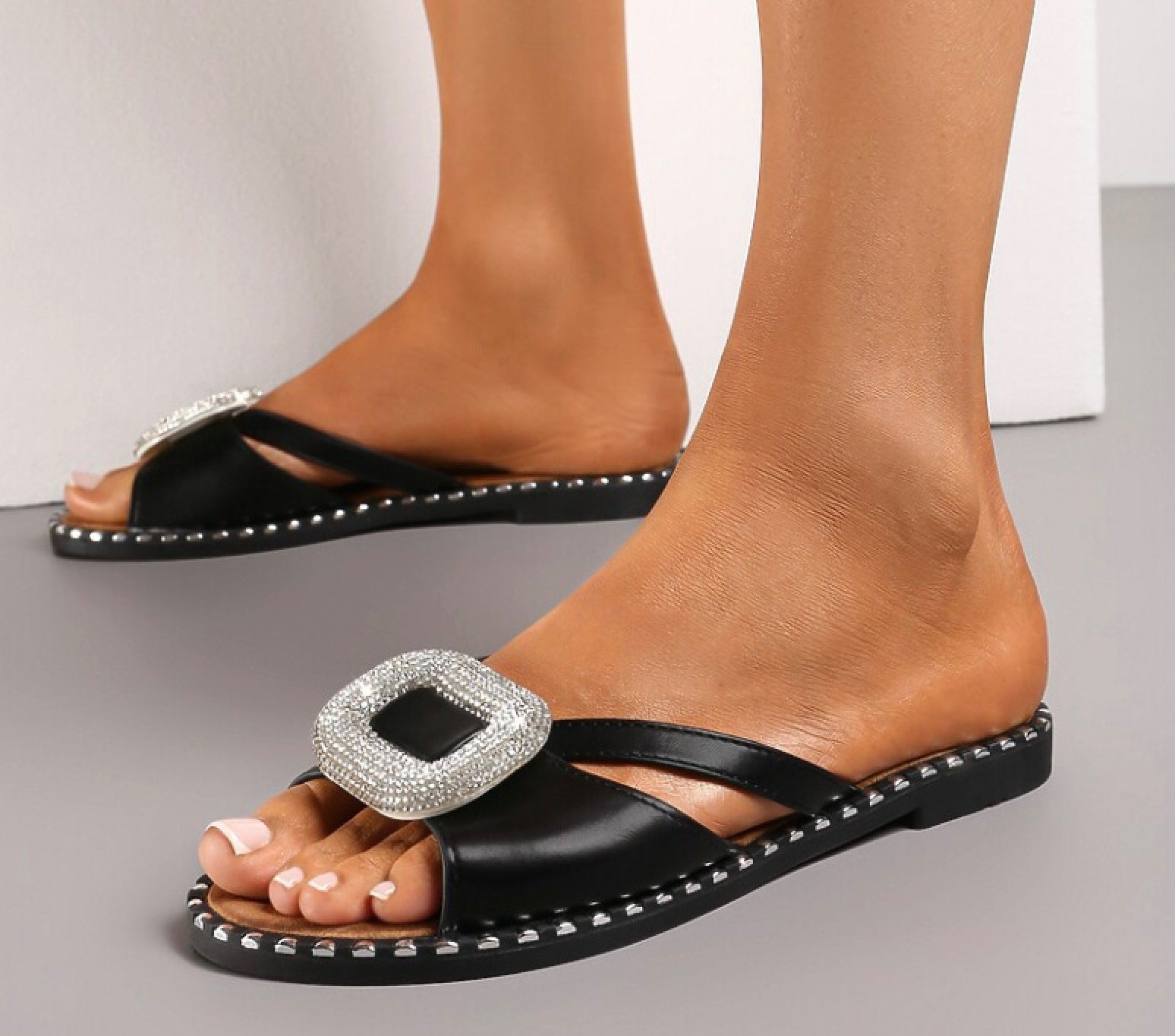 Sandaler i kunstmateriale med dekoration