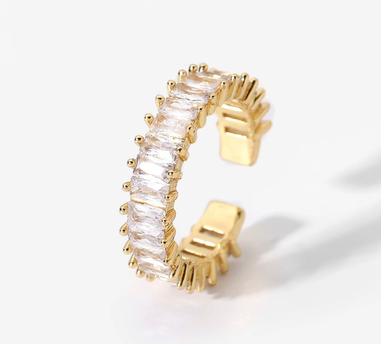 18 k forgyldt ring med zirkoner i messing