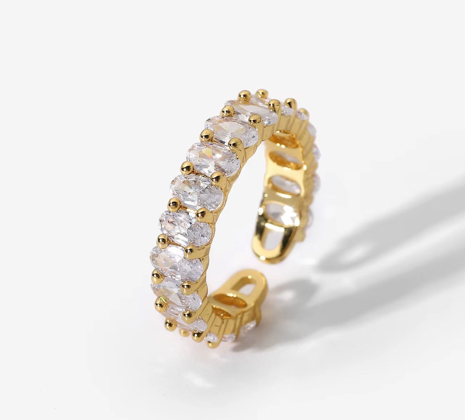 18 k forgyldt ring med zirkoner i messing