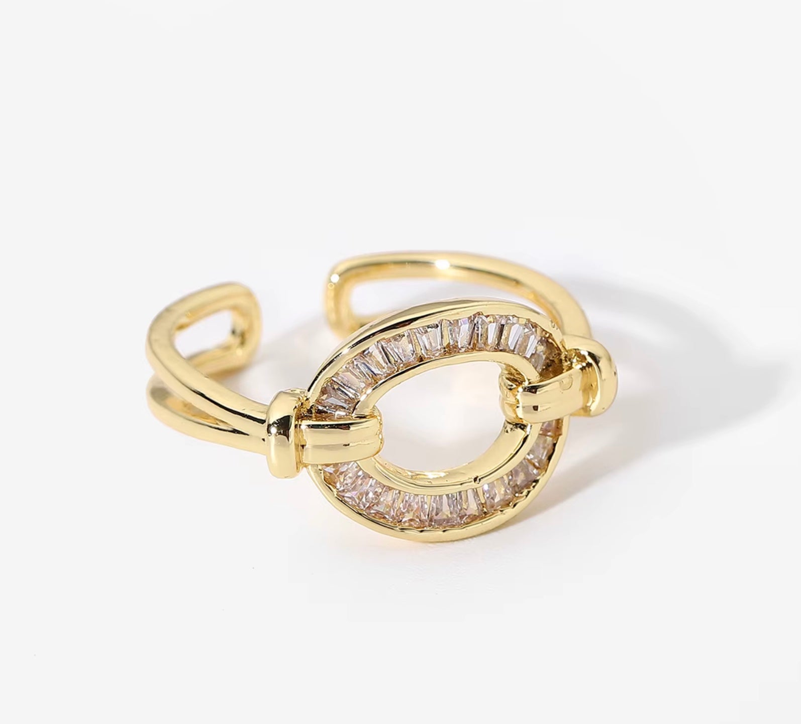 18 k forgyldt ring med zirkoner i messing