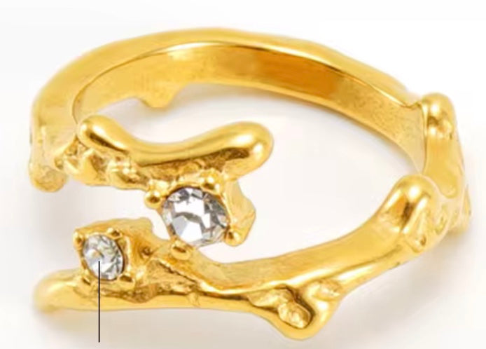 18 karats guldpläterad vattentät ring i titanstål med klara zirkoner