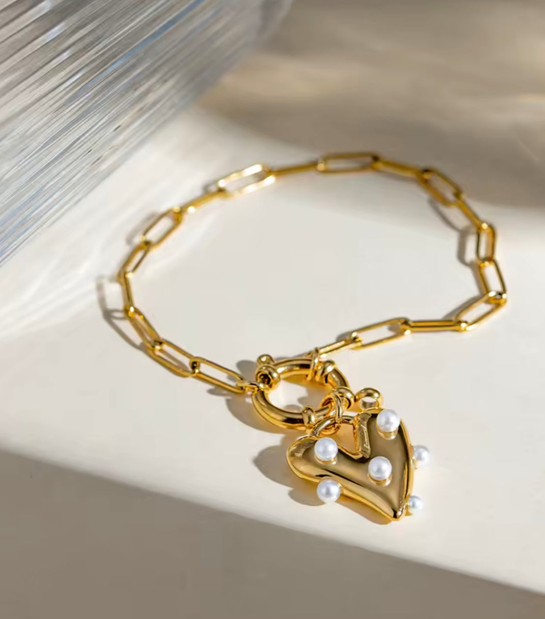 18 karat forgyldt vandfast armbånd i stål med hjerte og perler