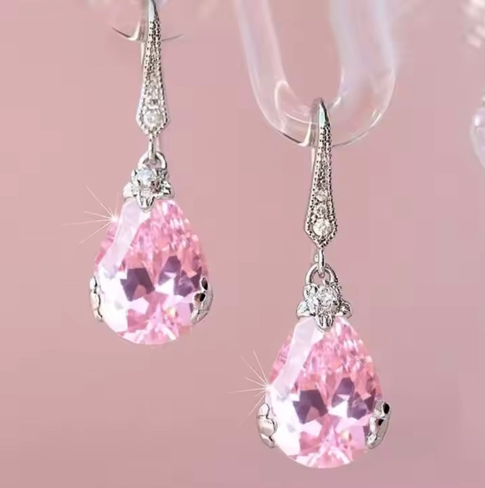 Örhänge med droppformad zirkon i rosa