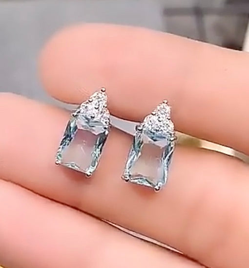 Örhänge med himmelsblå strass