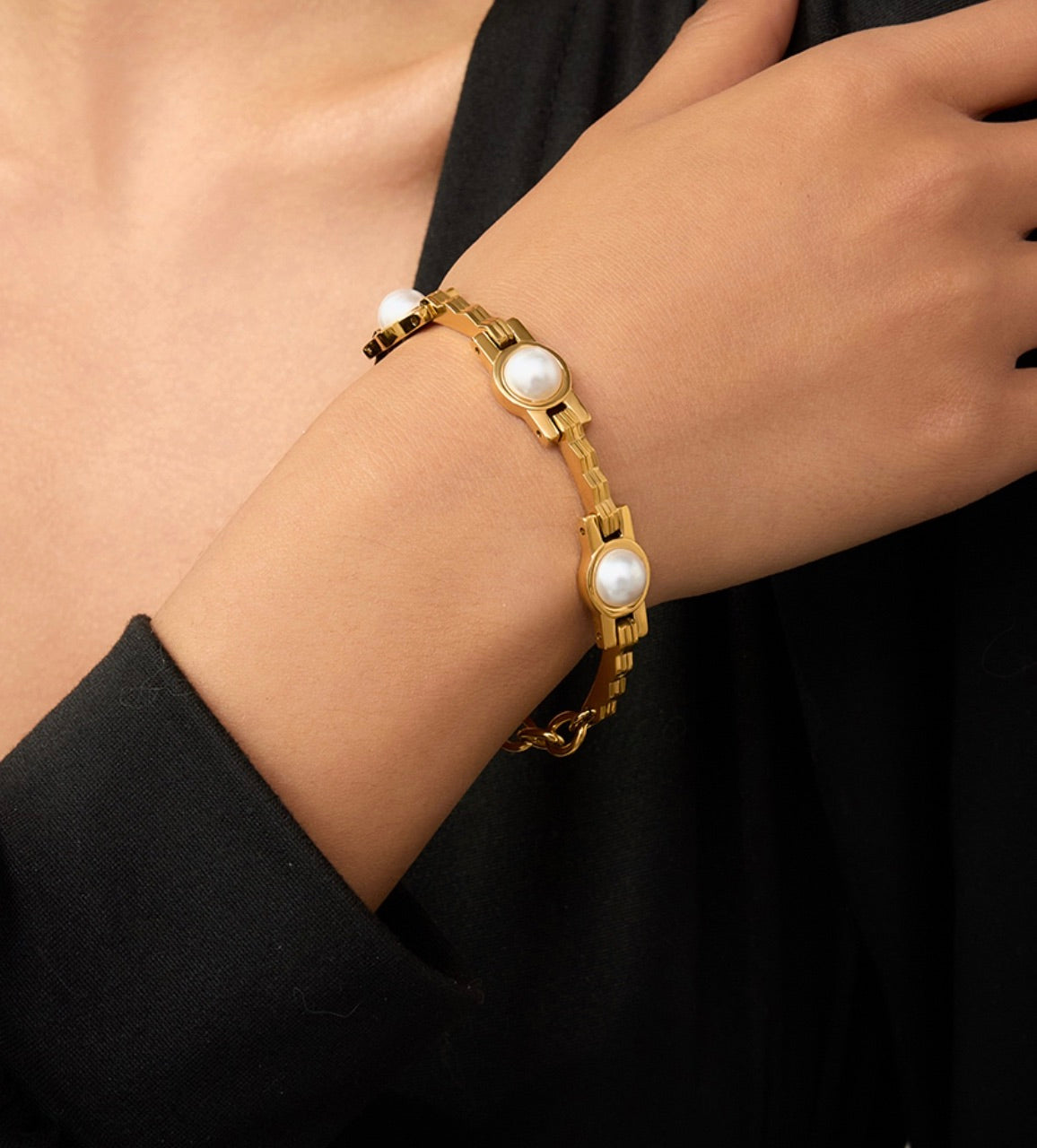 18 karat forgyldt vandfast armbånd i stål med perler