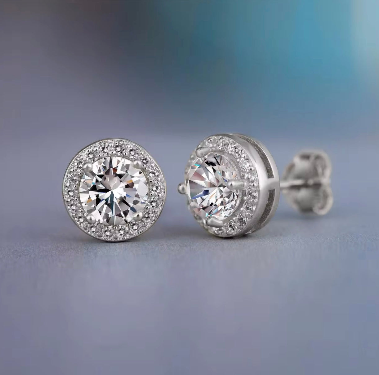 Örhängen med silverpläterade klara zirkoner