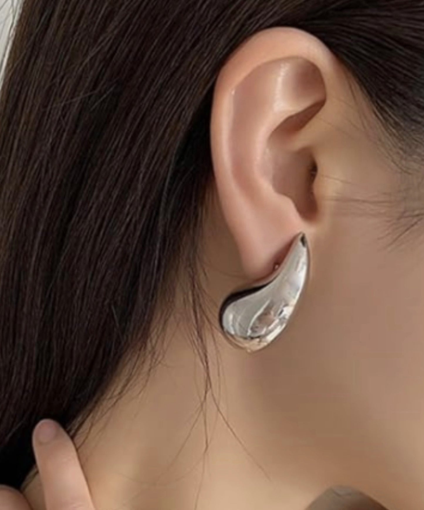 Forsølvede dråbeformede øreringe i rustfrit stål
