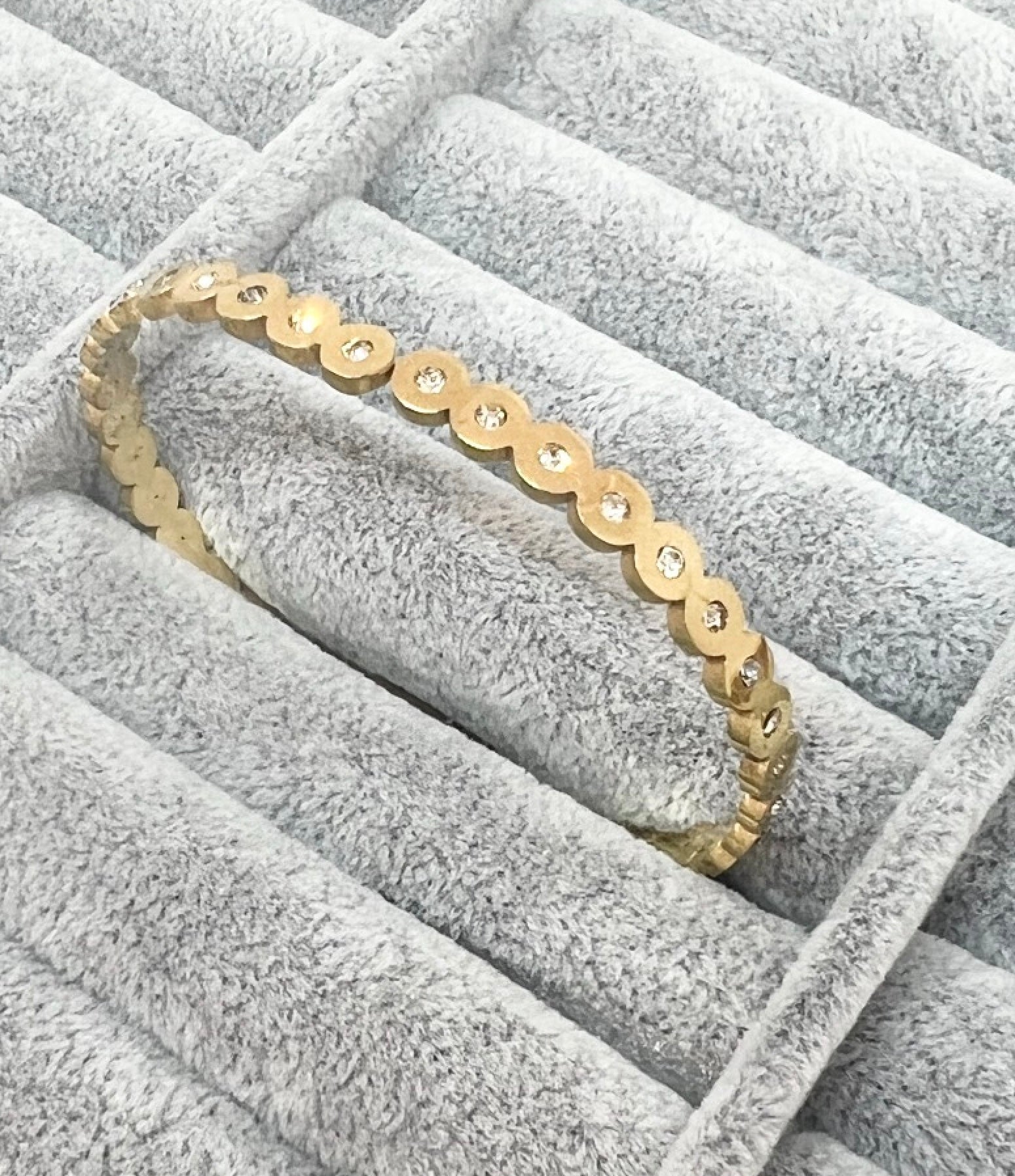 Armring med klara stenar