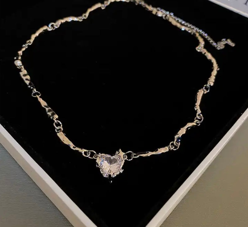 Halsband med klar sten