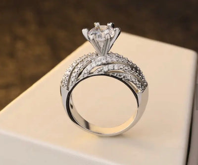 Enkelt sølvbelagt ring i micro-pavé stil med stor zirkon
