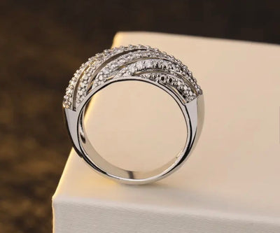 Enkelt sølvbelagt ring i micro-pavé stil med zirkoner