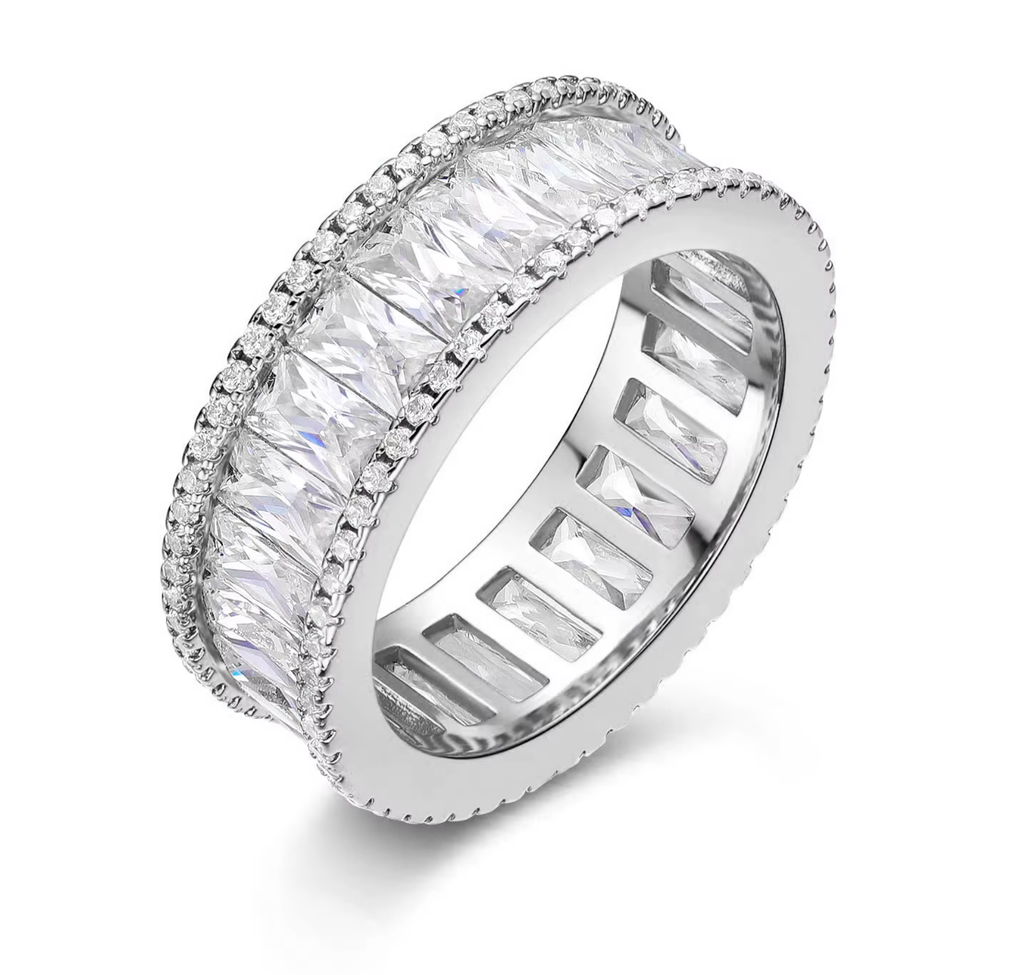 Ring i messing med zirkoner