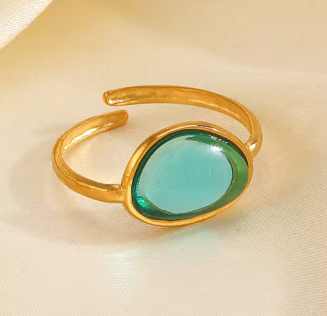 Åben 18 k forgyldt, vandfast ring i stål med sten