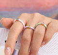 Emaljeret, åben ring i messing med zirkon