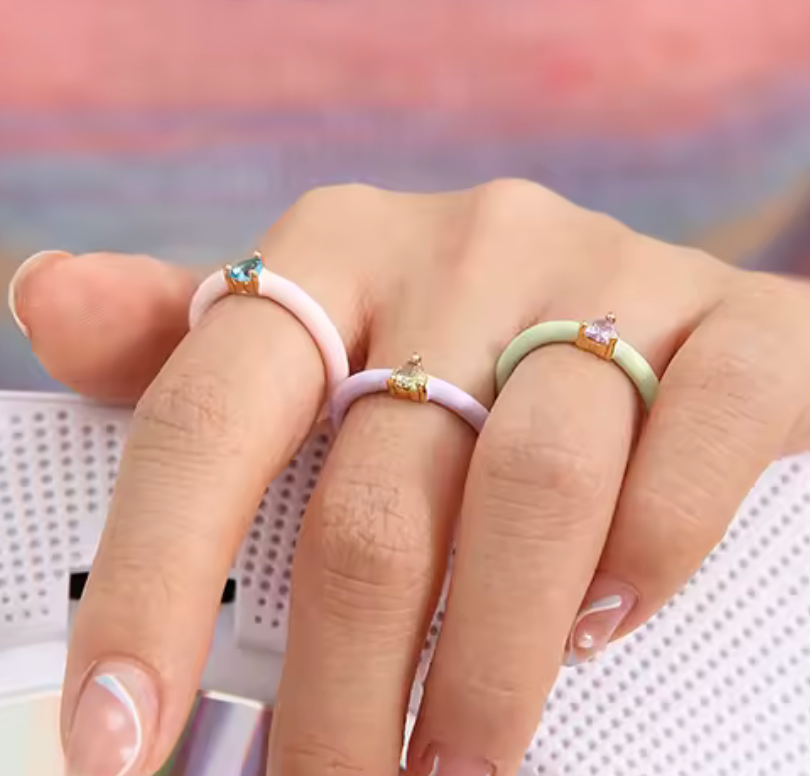 Emaljeret, åben ring i messing med zirkon