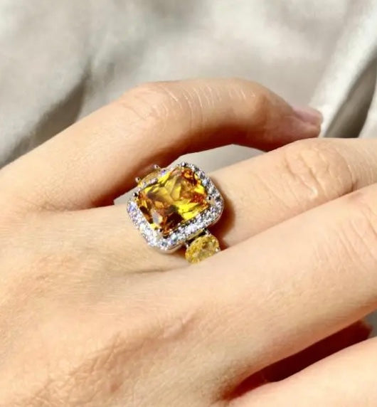 Justerbar ring i stål med sten