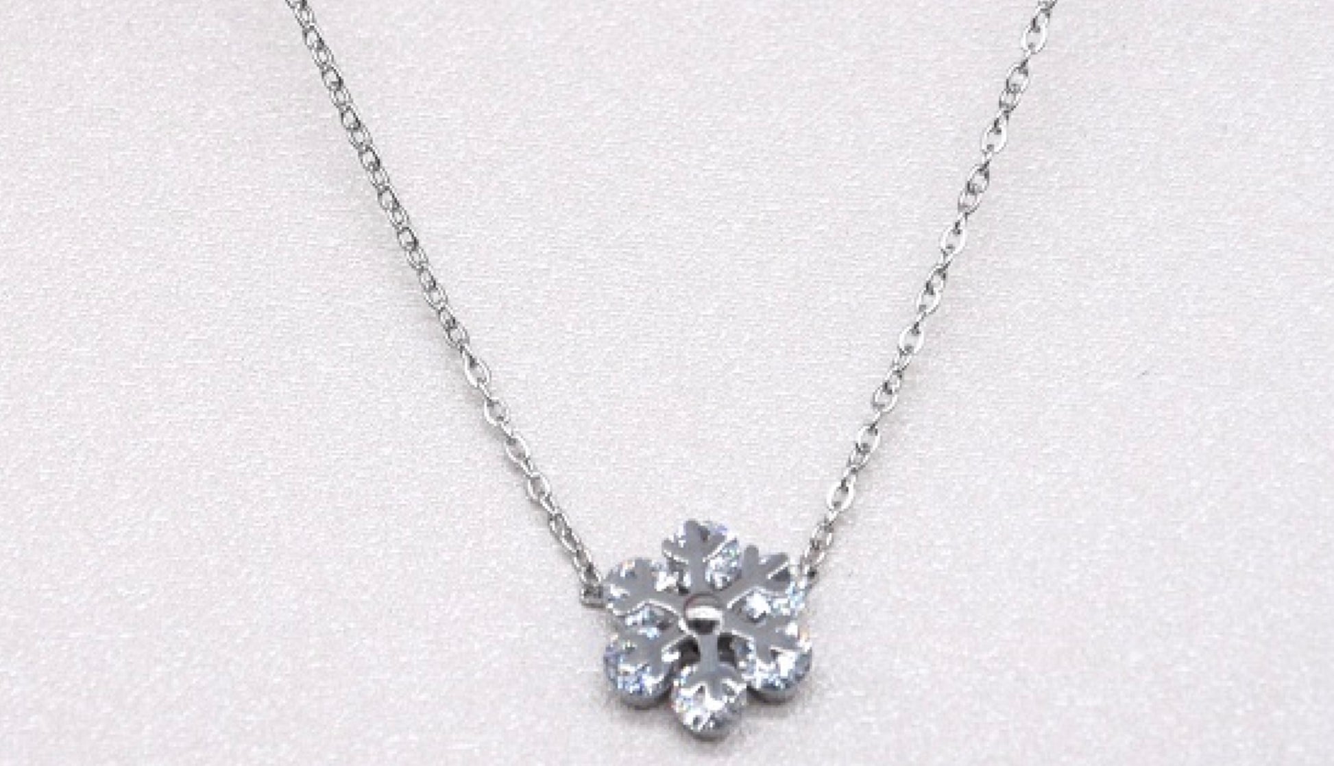 Halsband med snöflingor