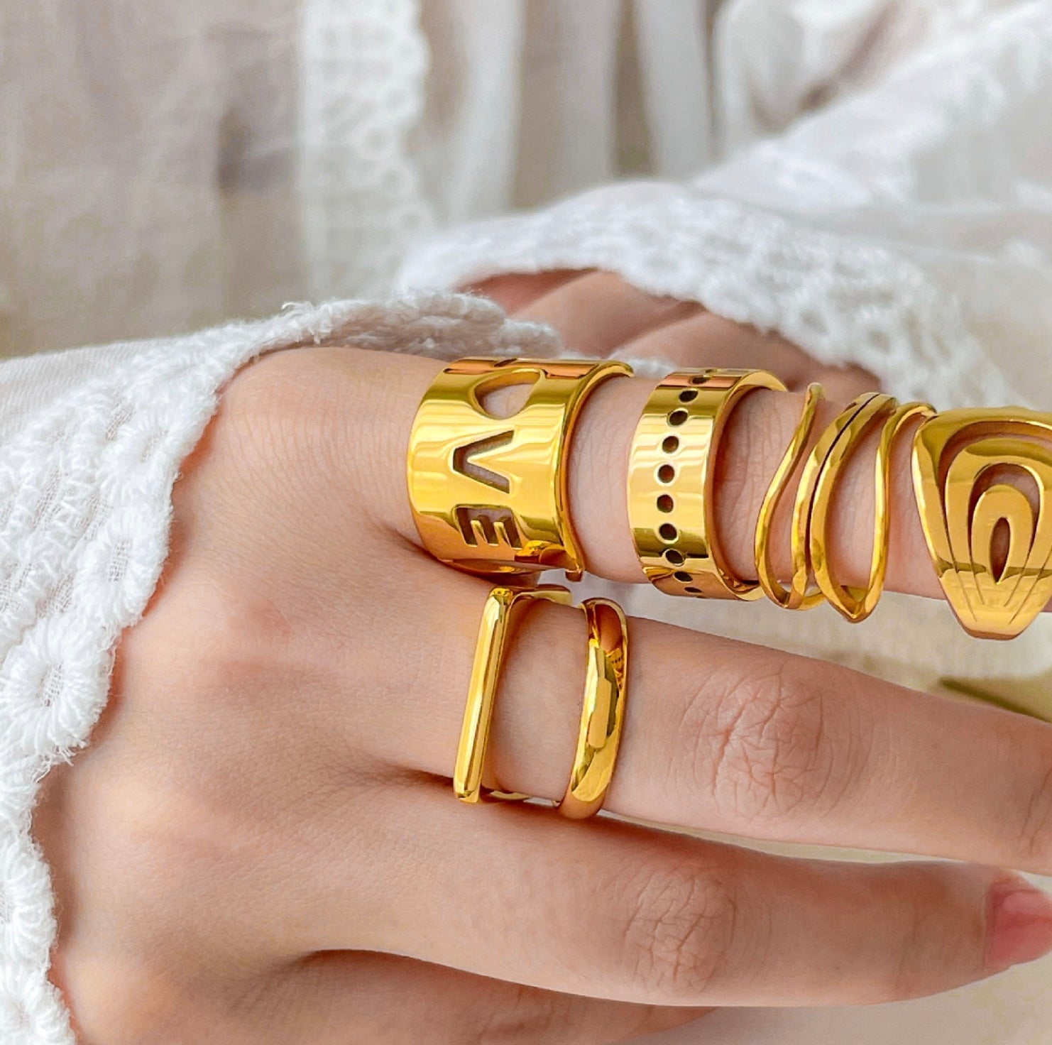 18 karat forgyldt, vandfast ring i stål "LOVE"