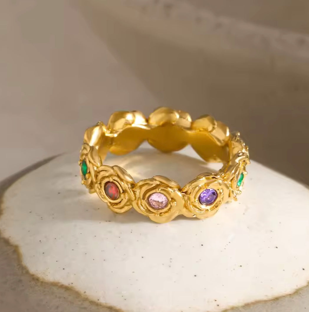 18 k forgyldt ring med zirkoner i flere farver