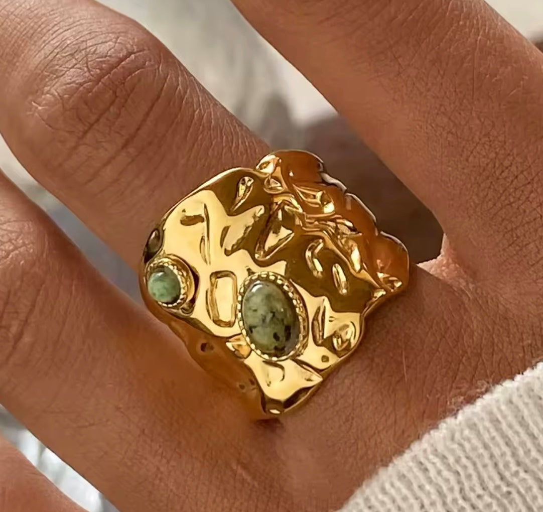 Åben 18 karat forgyldt vandfast ring i stål med sten